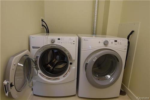 208 457 9Th Street, Brandon, MB - Indoor Photo Showing Laundry Room