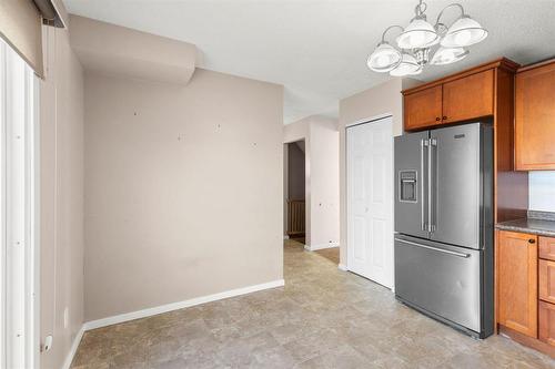 141 Balaban Place, Winnipeg, MB - Indoor Photo Showing Kitchen