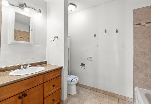 141 Balaban Place, Winnipeg, MB - Indoor Photo Showing Bathroom