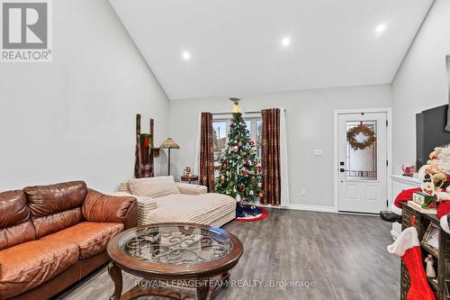 227 Roberta Crescent, Prescott, ON - Indoor Photo Showing Living Room