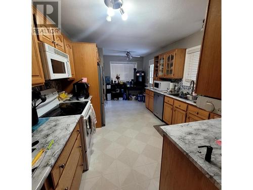 2112 South Lakeside Drive, Williams Lake, BC - Indoor Photo Showing Kitchen With Double Sink