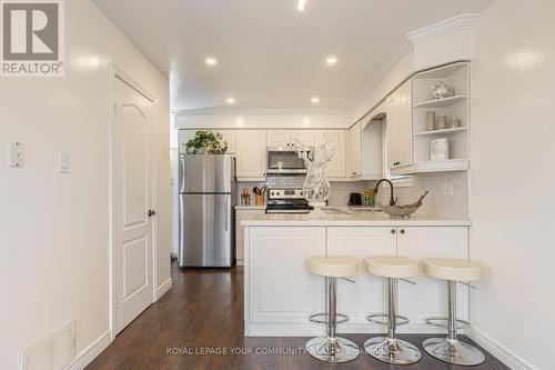 33 Veseli Court, Bradford West Gwillimbury, ON - Indoor Photo Showing Kitchen