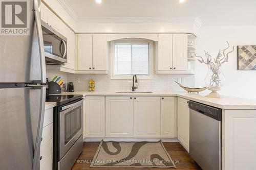 33 Veseli Court, Bradford West Gwillimbury, ON - Indoor Photo Showing Kitchen