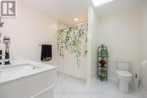 33 Veseli Court, Bradford West Gwillimbury, ON - Indoor Photo Showing Bathroom