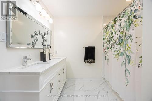 33 Veseli Court, Bradford West Gwillimbury, ON - Indoor Photo Showing Bathroom