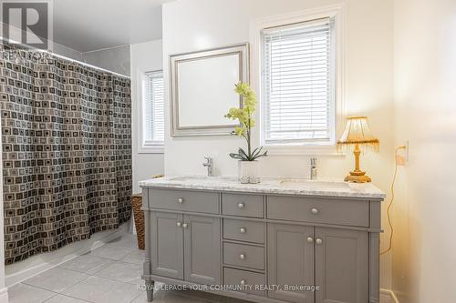 33 Veseli Court, Bradford West Gwillimbury, ON - Indoor Photo Showing Bathroom