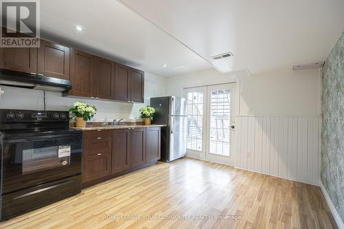 33 Veseli Court, Bradford West Gwillimbury, ON - Indoor Photo Showing Kitchen