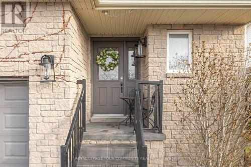 33 Veseli Court, Bradford West Gwillimbury, ON - Outdoor