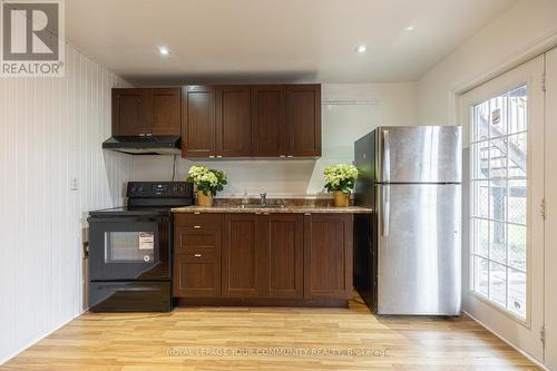 33 Veseli Court, Bradford West Gwillimbury, ON - Indoor Photo Showing Kitchen With Double Sink