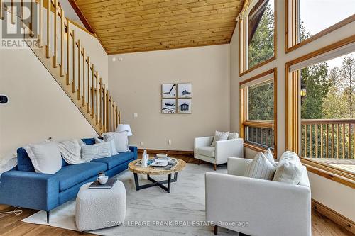 834 Kimberly Drive, Smith-Ennismore-Lakefield, ON - Indoor Photo Showing Living Room