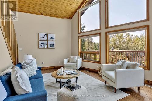 834 Kimberly Drive, Smith-Ennismore-Lakefield, ON - Indoor Photo Showing Living Room