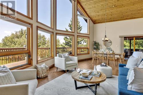 834 Kimberly Drive, Smith-Ennismore-Lakefield, ON - Indoor Photo Showing Living Room