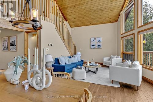 834 Kimberly Drive, Smith-Ennismore-Lakefield, ON - Indoor Photo Showing Living Room