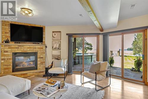 834 Kimberly Drive, Smith-Ennismore-Lakefield, ON - Indoor Photo Showing Living Room With Fireplace