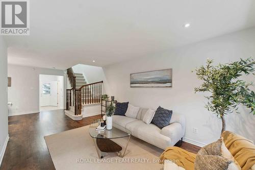 2634 Half Moon Bay Road W, Ottawa, ON - Indoor Photo Showing Living Room