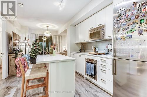 408 - 2301 Danforth Avenue, Toronto, ON - Indoor Photo Showing Kitchen With Upgraded Kitchen