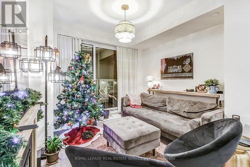 408 - 2301 Danforth Avenue, Toronto, ON - Indoor Photo Showing Living Room