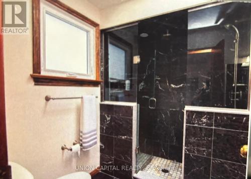 38 Ward Avenue, Hamilton, ON - Indoor Photo Showing Bathroom