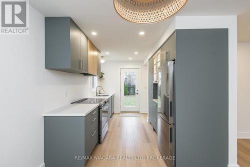 463 Wallace Avenue N, Welland (768 - Welland Downtown), ON - Indoor Photo Showing Kitchen