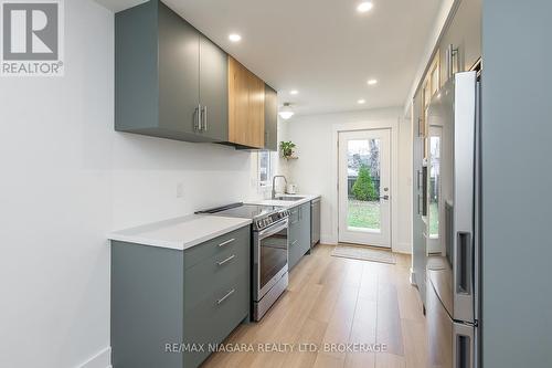 463 Wallace Avenue N, Welland (768 - Welland Downtown), ON - Indoor Photo Showing Kitchen With Upgraded Kitchen