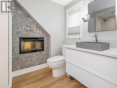 463 Wallace Avenue N, Welland (768 - Welland Downtown), ON - Indoor Photo Showing Bathroom