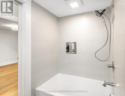 463 Wallace Avenue N, Welland (768 - Welland Downtown), ON - Indoor Photo Showing Bathroom