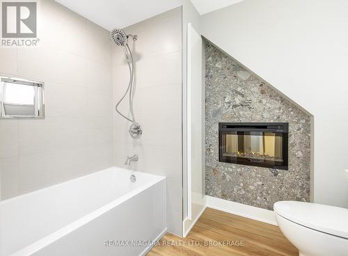 463 Wallace Avenue N, Welland (768 - Welland Downtown), ON - Indoor Photo Showing Bathroom