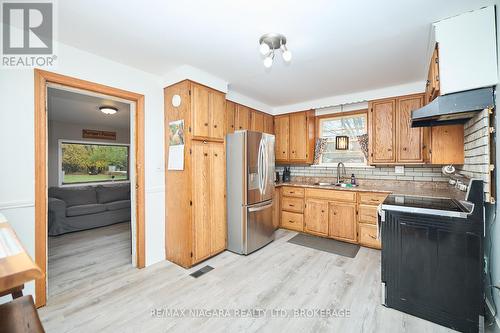 40252 Forks Road, Wainfleet (879 - Marshville/Winger), ON - Indoor Photo Showing Kitchen With Double Sink