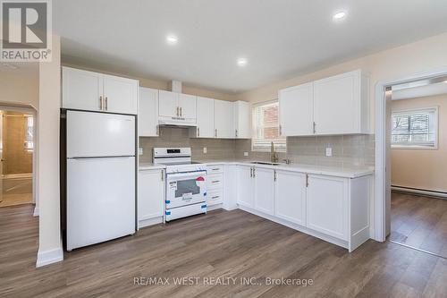 7 Highland Hill, Toronto, ON - Indoor Photo Showing Kitchen