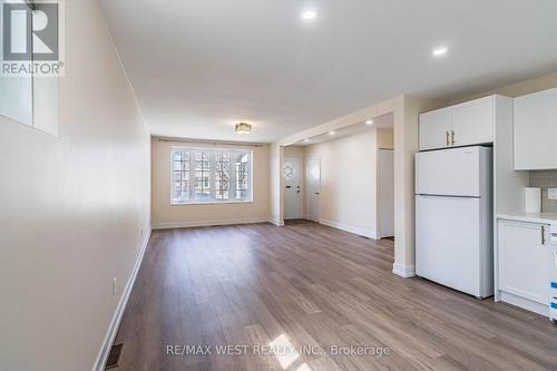 7 Highland Hill, Toronto, ON - Indoor Photo Showing Kitchen