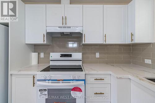 7 Highland Hill, Toronto, ON - Indoor Photo Showing Kitchen