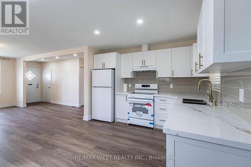 7 Highland Hill, Toronto, ON - Indoor Photo Showing Kitchen