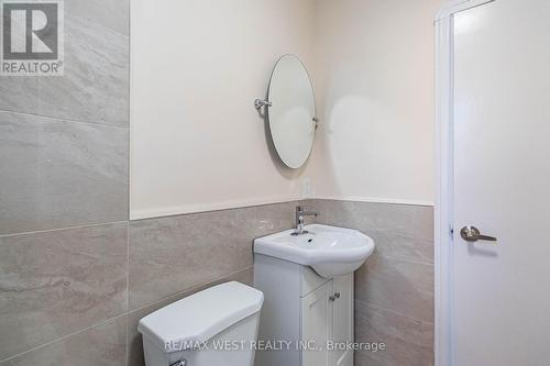 7 Highland Hill, Toronto, ON - Indoor Photo Showing Bathroom