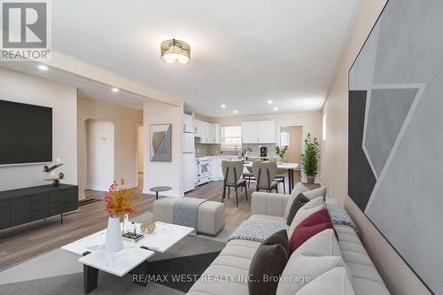 7 Highland Hill, Toronto, ON - Indoor Photo Showing Living Room