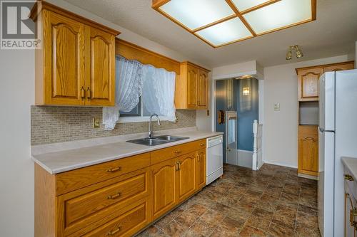 7624 Moncton Crescent, Prince George, BC - Indoor Photo Showing Kitchen With Double Sink