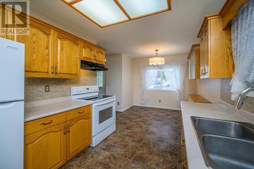 7624 Moncton Crescent, Prince George, BC - Indoor Photo Showing Kitchen With Double Sink