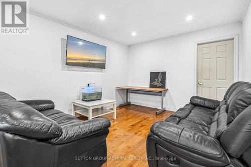 68 Wheatsheaf Crescent, Toronto, ON - Indoor Photo Showing Living Room