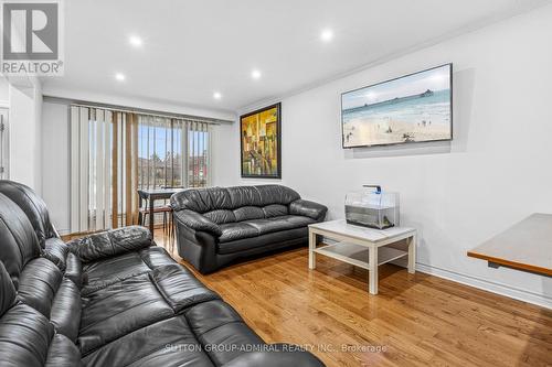 68 Wheatsheaf Crescent, Toronto, ON - Indoor Photo Showing Living Room