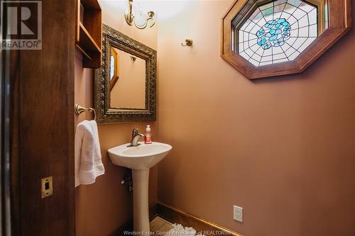 2155 Pelissier, Windsor, ON - Indoor Photo Showing Bathroom