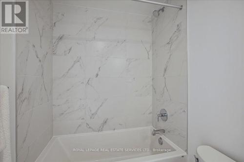 414 - 395 Dundas Street W, Oakville, ON - Indoor Photo Showing Bathroom