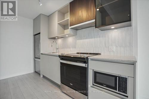 414 - 395 Dundas Street W, Oakville, ON - Indoor Photo Showing Kitchen With Upgraded Kitchen