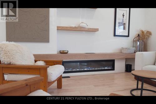 4816 Saint Clair Avenue, Niagara Falls, ON - Indoor Photo Showing Living Room With Fireplace