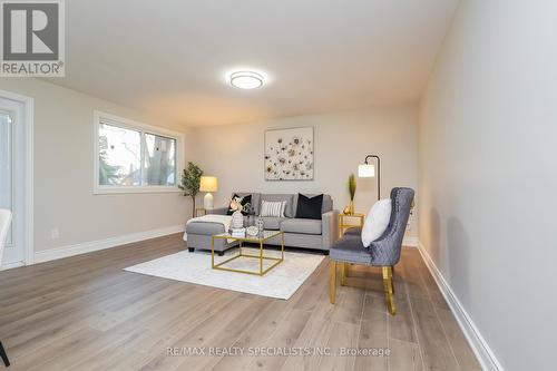 7010 Dunn Street, Niagara Falls, ON - Indoor Photo Showing Living Room