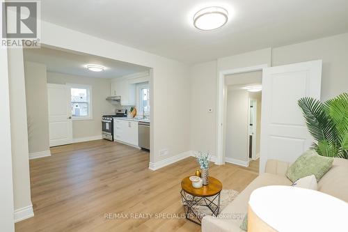 7010 Dunn Street, Niagara Falls, ON - Indoor Photo Showing Living Room