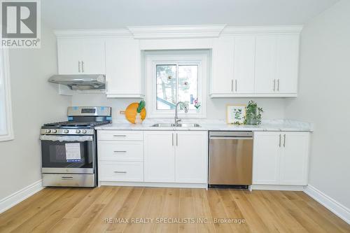 7010 Dunn Street, Niagara Falls, ON - Indoor Photo Showing Kitchen