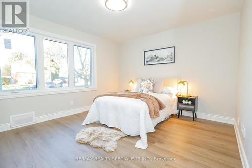 7010 Dunn Street, Niagara Falls, ON - Indoor Photo Showing Bedroom