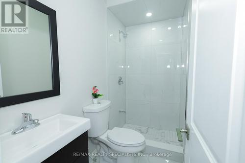 7010 Dunn Street, Niagara Falls, ON - Indoor Photo Showing Bathroom