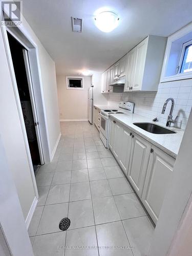 6889 Warden Avenue, Niagara Falls (217 - Arad/Fallsview), ON - Indoor Photo Showing Kitchen