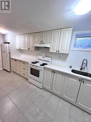 6889 Warden Avenue, Niagara Falls (217 - Arad/Fallsview), ON - Indoor Photo Showing Kitchen