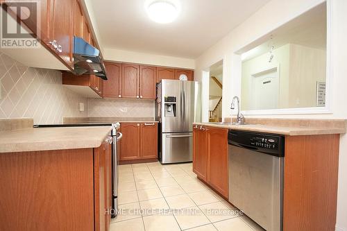 31 Latchford Way, Whitby, ON - Indoor Photo Showing Kitchen